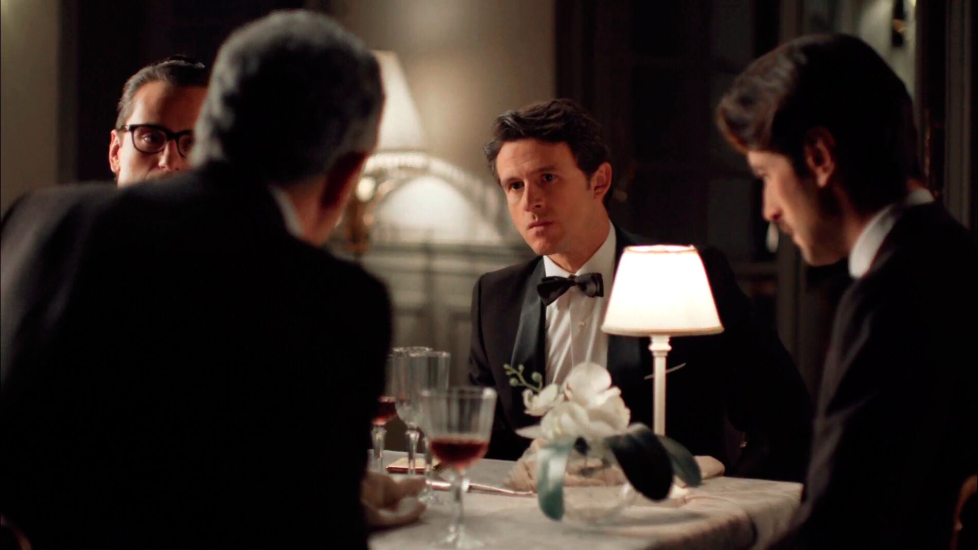 Enzo zanja una tensa cena de rivales con De la Riva, Enriqye y Mateo