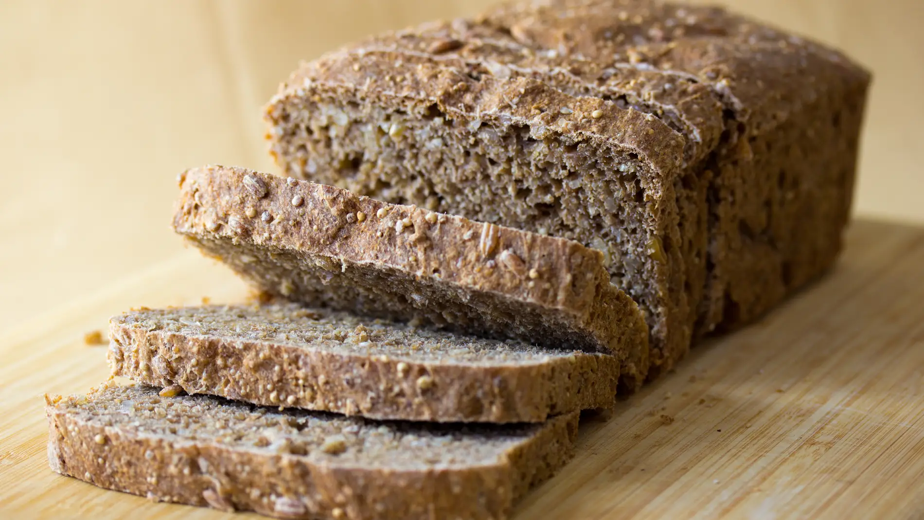 Un pan hecho de grano integral. Tantas proteínas como la carne.