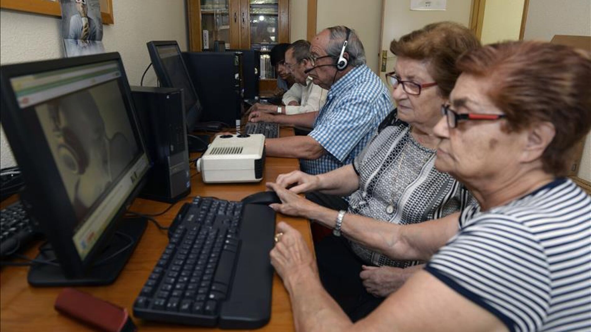 Un grupo de ancianos se familiariza con la inform&aacute;tica gracias a una ONG