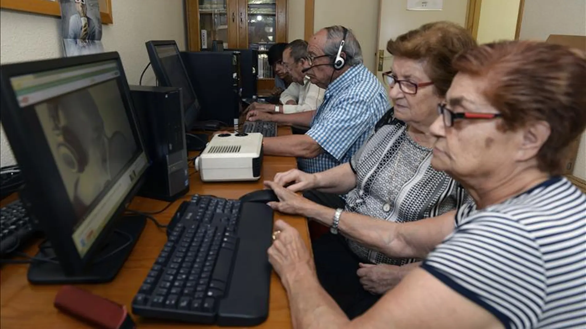 Un grupo de ancianos se familiariza con la informática gracias a una ONG Un grupo de ancianos se familiariza con la informática gracias a una ONG