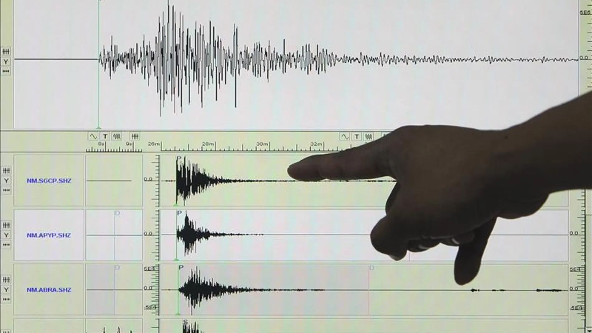 Un sismógrafo en el que aparece registrado un terremoto Un sismógrafo en el que aparece registrado un terremoto