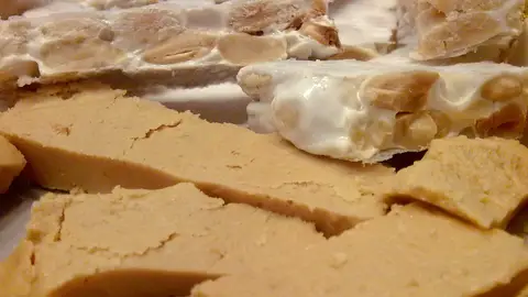 Tanto el turrón blando como el duro son poco amigos de los dientes. Tanto el turrón blando como el duro son poco amigos de los dientes.