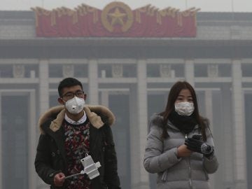 Ciudadanos chinos con mascarilla por la contaminación