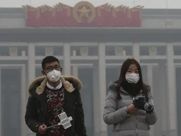 Ciudadanos chinos con mascarilla por la contaminación Ciudadanos chinos con mascarilla por la contaminación