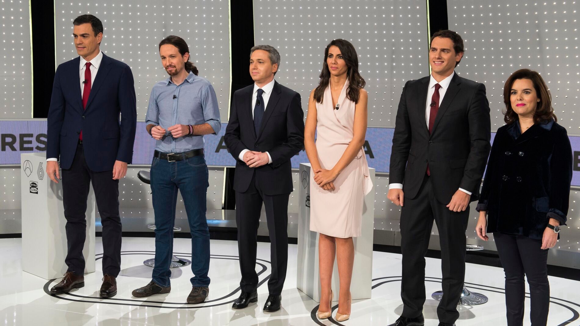 Posado de los participantes en '7d, El Debate Decisivo' con los moderadores
