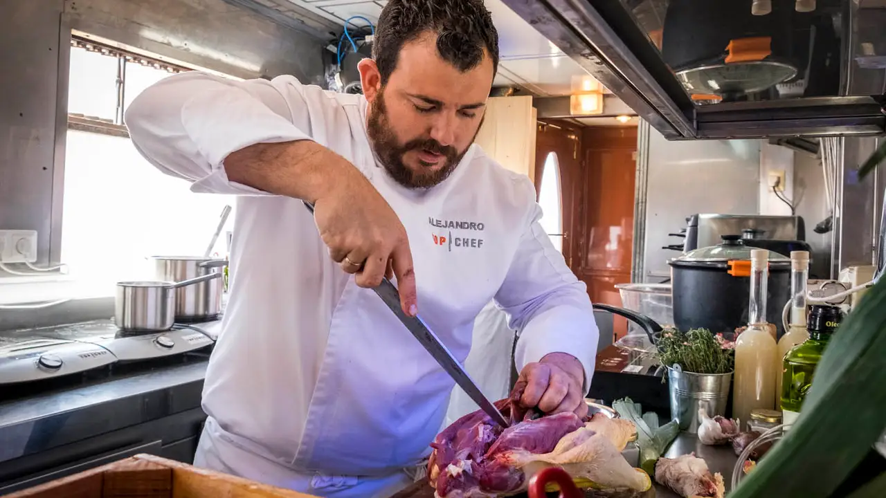 Chicote le quita a Alejandro el hinojo