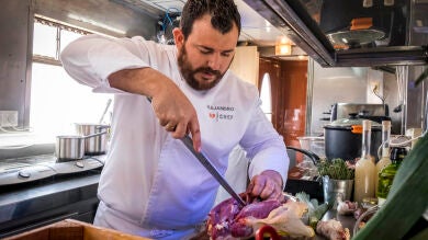 Chicote le quita a Alejandro el hinojo