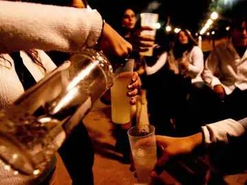 Jóvenes bebiendo alcohol Jóvenes bebiendo alcohol