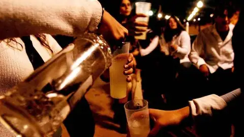 Jóvenes bebiendo alcohol Jóvenes bebiendo alcohol
