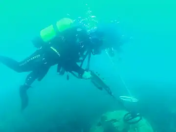 Los buzos de la Guardia Civil dan con una mina de la guerra Los buzos de la Guardia Civil dan con una mina de la guerra
