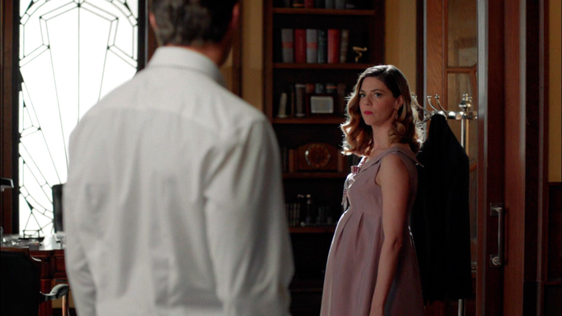 Cristina pide explicaciones a Enzo sobre su elecci&oacute;n de personal donde la exluye. Cristina deja de ser socia de las galer&iacute;as y no piensa permit&iacute;rselo al nuevo director, pretende que se respete el papel de los Otegui en las galer&iacute;as. Pero Enzo tiene claro que Ana est&aacute; por encima de todo "Usted es solo una ni&ntilde;a de pap&aacute; que tiene mucho que desmostrar."