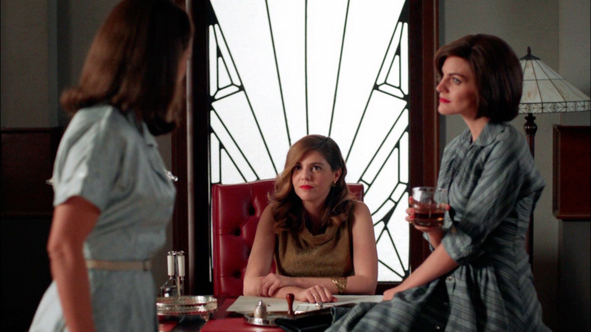 Cristina se propone destruir todos los recuerdos que Ana tiene de Alberto