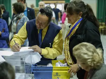 Imagen de archivo: Llegada del voto por correo a un colegio electoral. Imagen de archivo: Llegada del voto por correo a un colegio electoral.