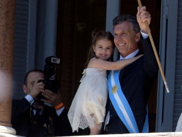 Macri con el bastón de mando saludando