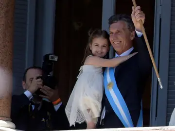 Macri con el bastón de mando saludando Macri con el bastón de mando saludando