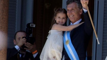 Macri con el bastón de mando saludando