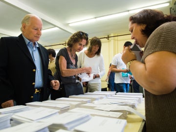 Votantes eligen la papeleta de su voto