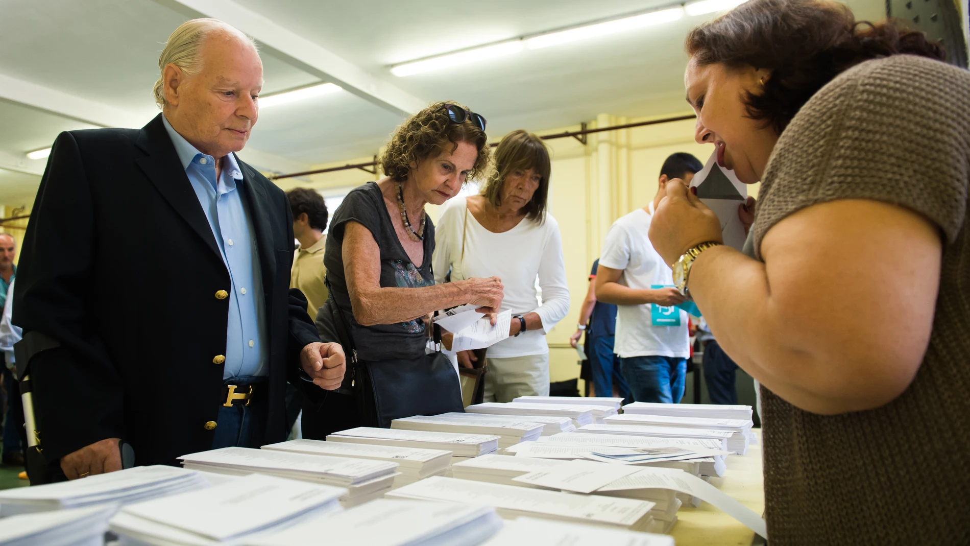 Votantes eligen la papeleta de su voto