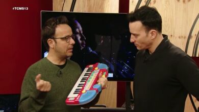 Pablo ensaya para su imitación de John Legend