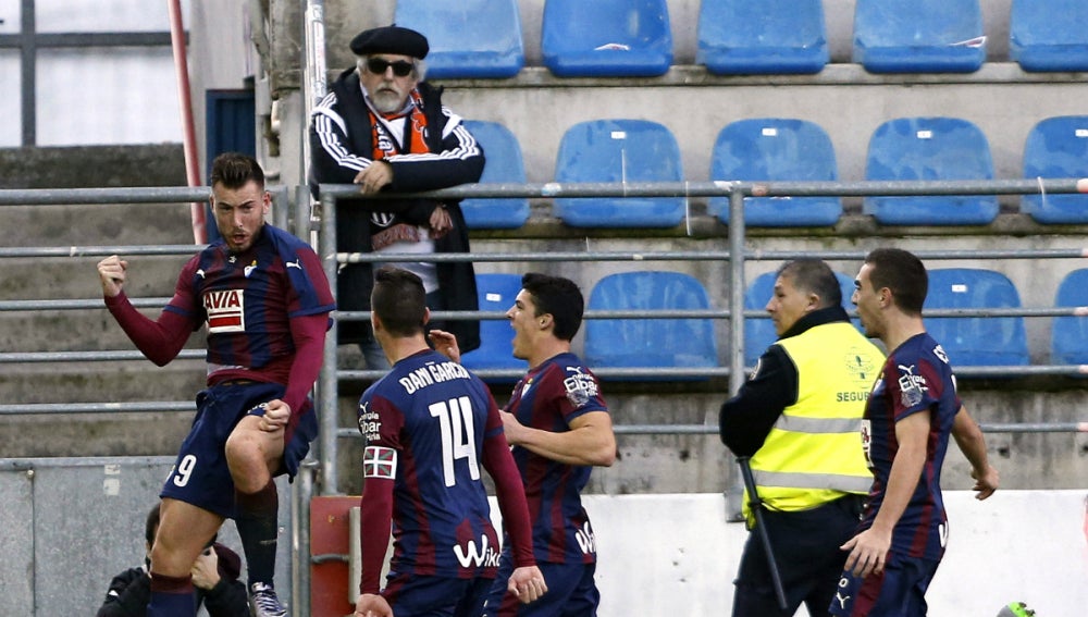 Enrich celebra su gol contra el Valencia con sus compañeros