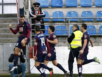 Enrich celebra su gol contra el Valencia con sus compañeros Enrich celebra su gol contra el Valencia con sus compañeros