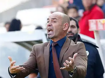 Paco Jémez dirigiendo al Rayo Vallecano frente al Málaga Paco Jémez dirigiendo al Rayo Vallecano frente al Málaga