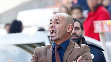 Paco Jémez dirigiendo al Rayo Vallecano frente al Málaga