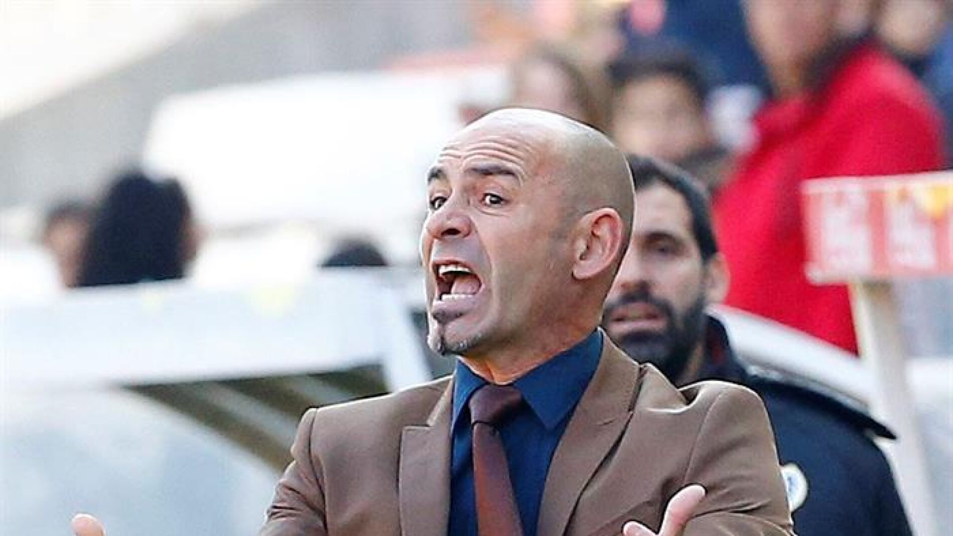 Paco J&eacute;mez dirigiendo al Rayo Vallecano frente al M&aacute;laga