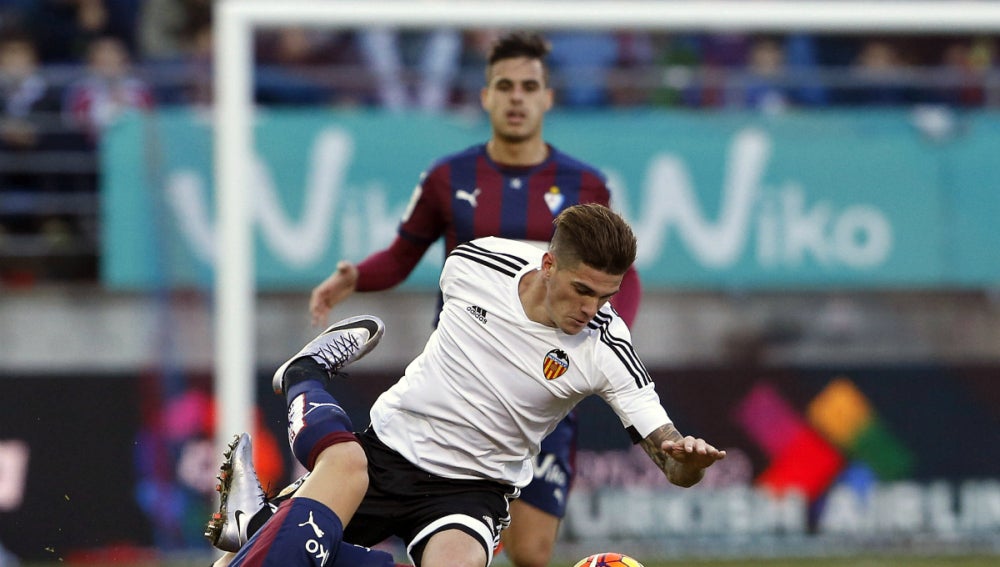 De Paul y Juncá pelean por el balón