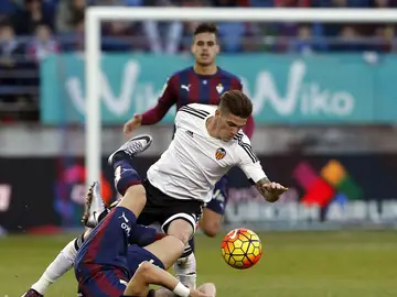 De Paul y Juncá pelean por el balón De Paul y Juncá pelean por el balón