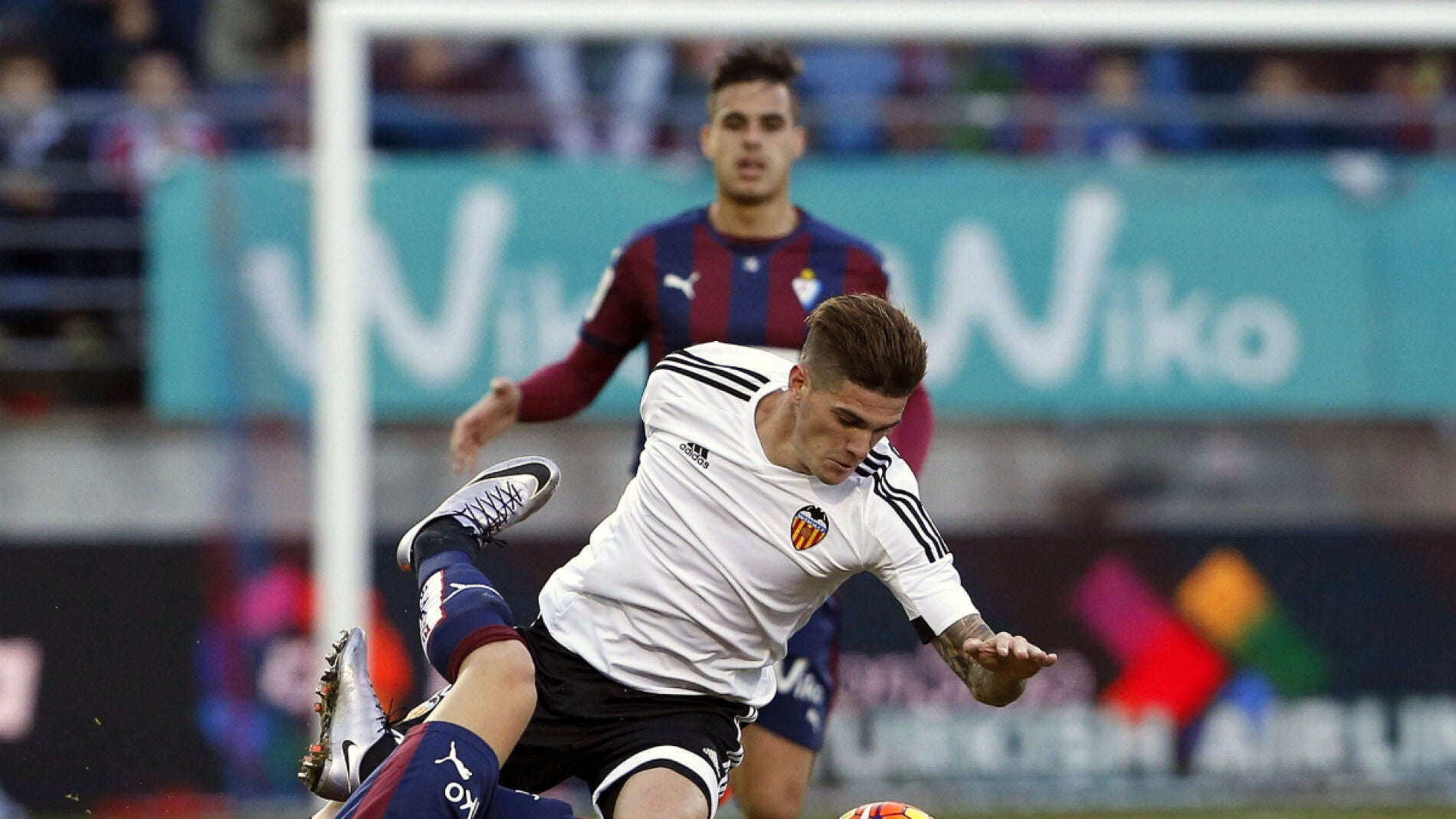 De Paul y Junc&aacute; pelean por el bal&oacute;n