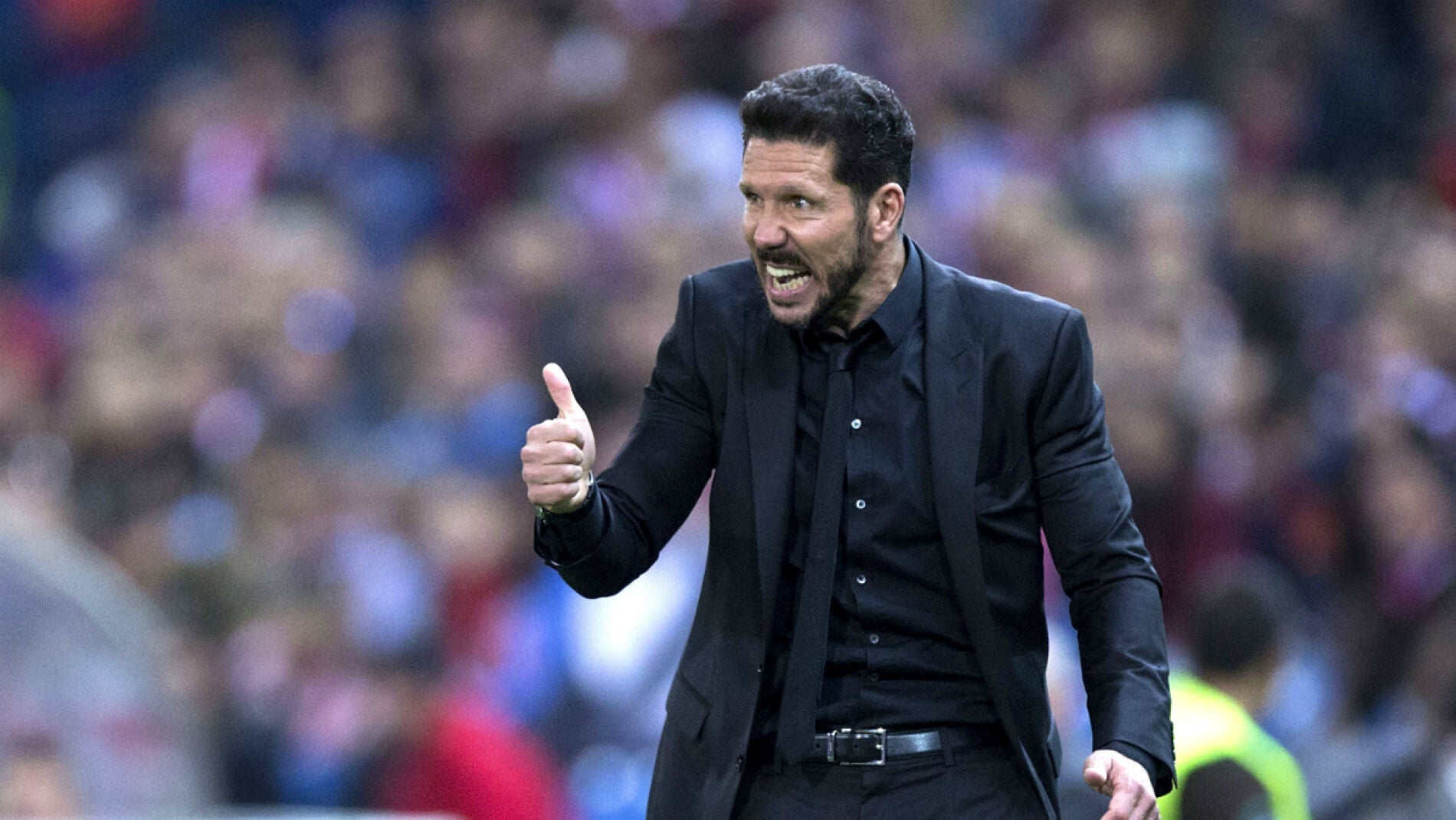 Simeone gesticula en la banda