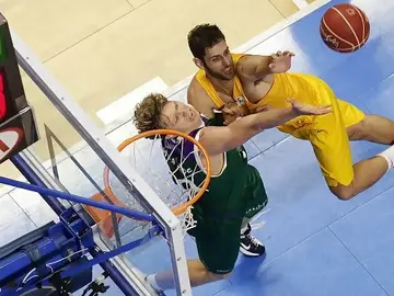 Jugadores del F.C Barcelona Lassa y Unicaja Málaga, disputan el balón Jugadores del F.C Barcelona Lassa y Unicaja Málaga, disputan el balón