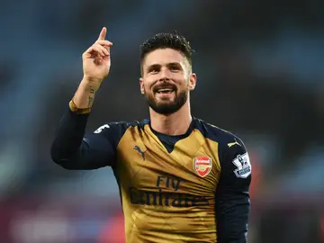 Giroud celebra un gol frente al Aston Villa Giroud celebra un gol frente al Aston Villa