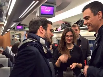 Imagen de archivo - Pedro Sánchez y Alberto Garzón se encuentran en el AVE Imagen de archivo - Pedro Sánchez y Alberto Garzón se encuentran en el AVE