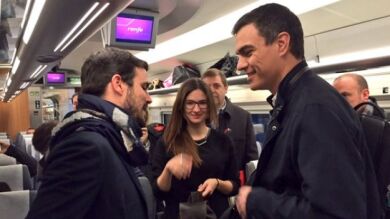 Sánchez culmina con Garzón su primera ronda de contactos políticos