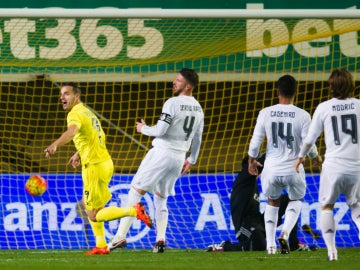 Soldado marca ante el Real Madrid