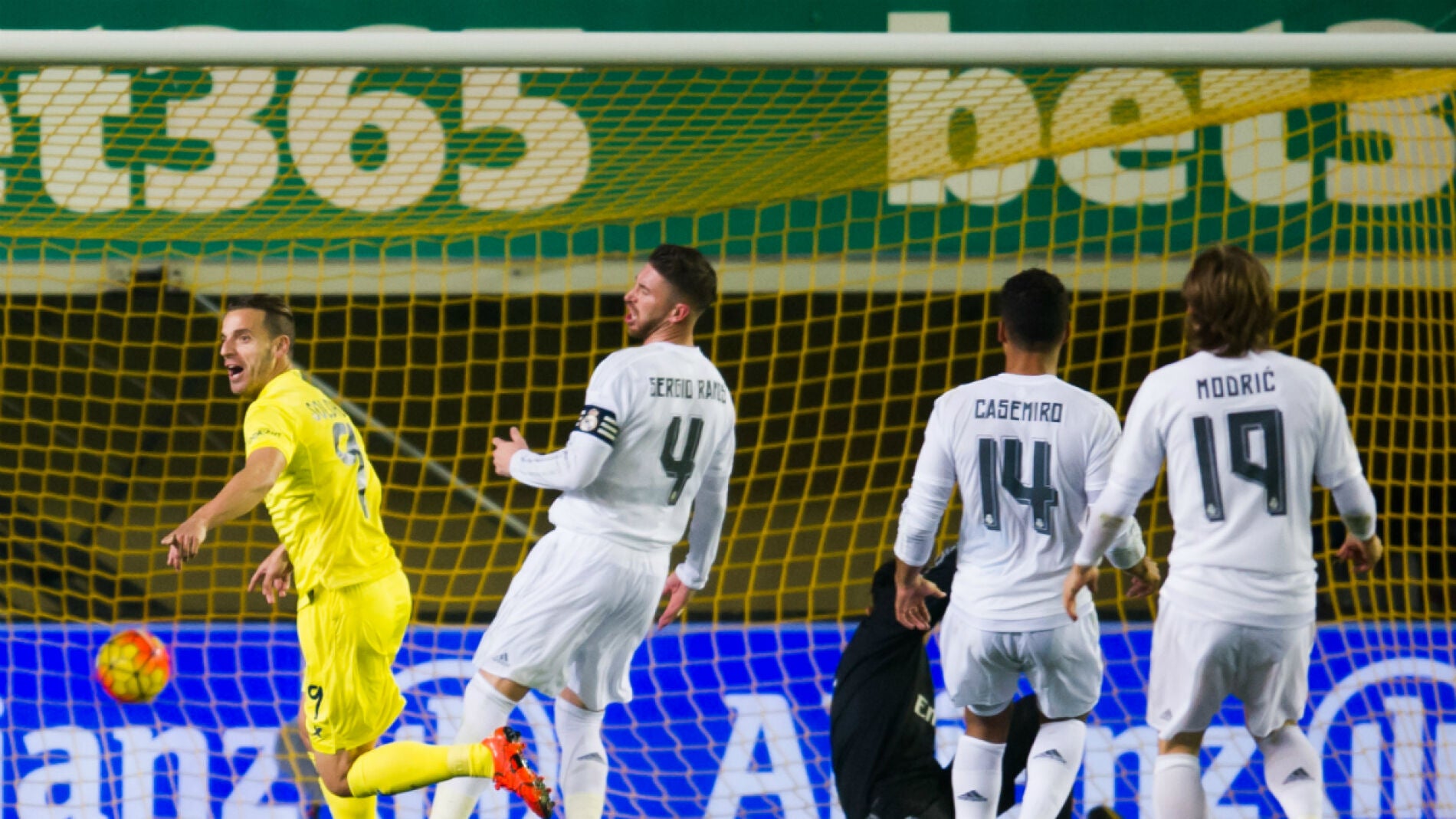 Soldado marca ante el Real Madrid