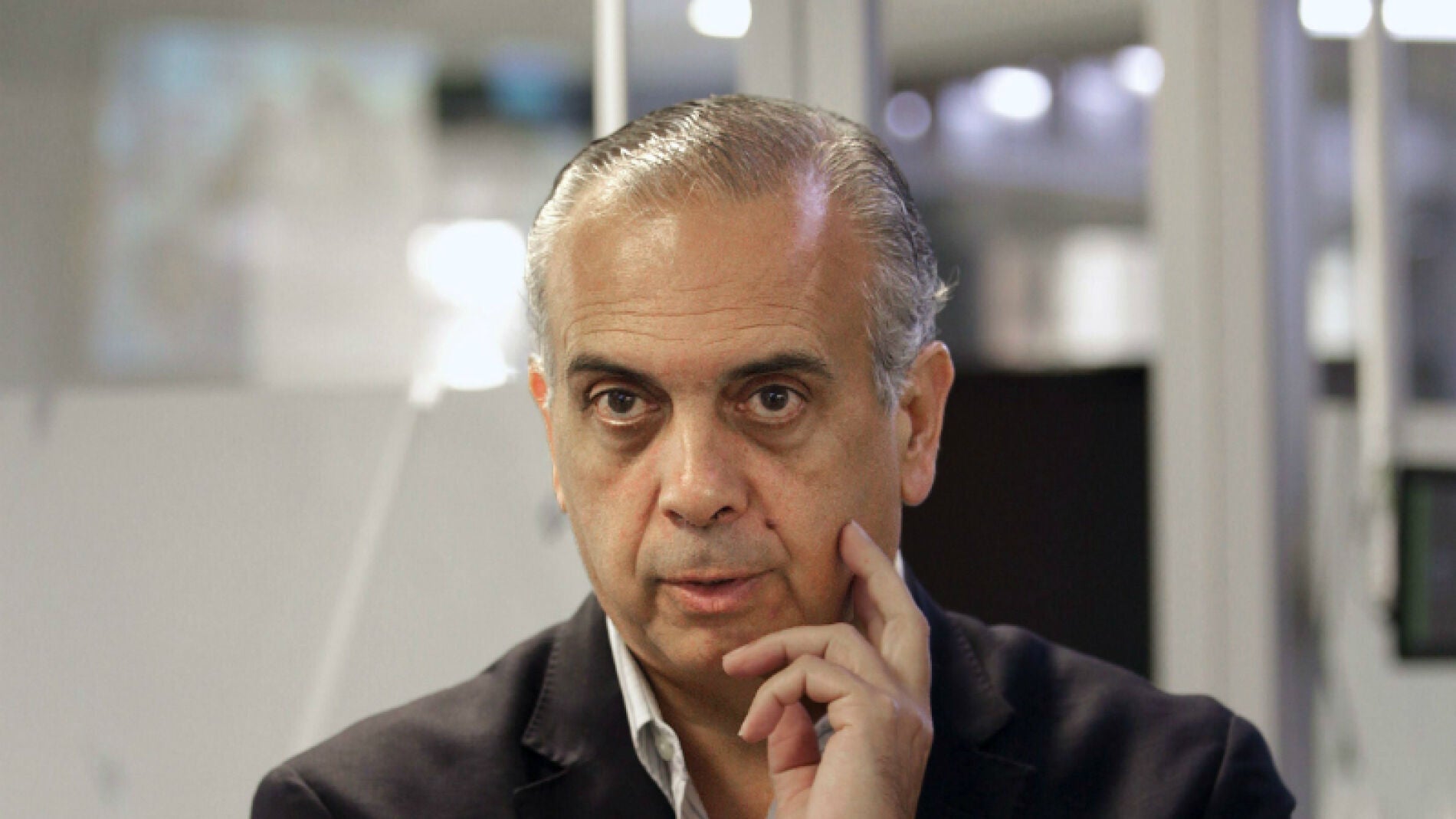 Jos&eacute; Luis S&aacute;ez, pensativo