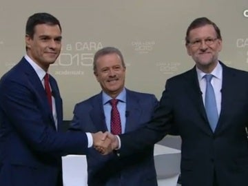 Mariano Rajoy y Pedro Sánchez se saludan antes del 'Cara a cara'