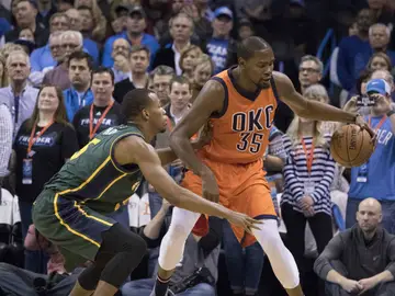 Kevin Durant intenta entrar a canasta Kevin Durant intenta entrar a canasta