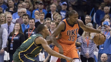 Kevin Durant intenta entrar a canasta