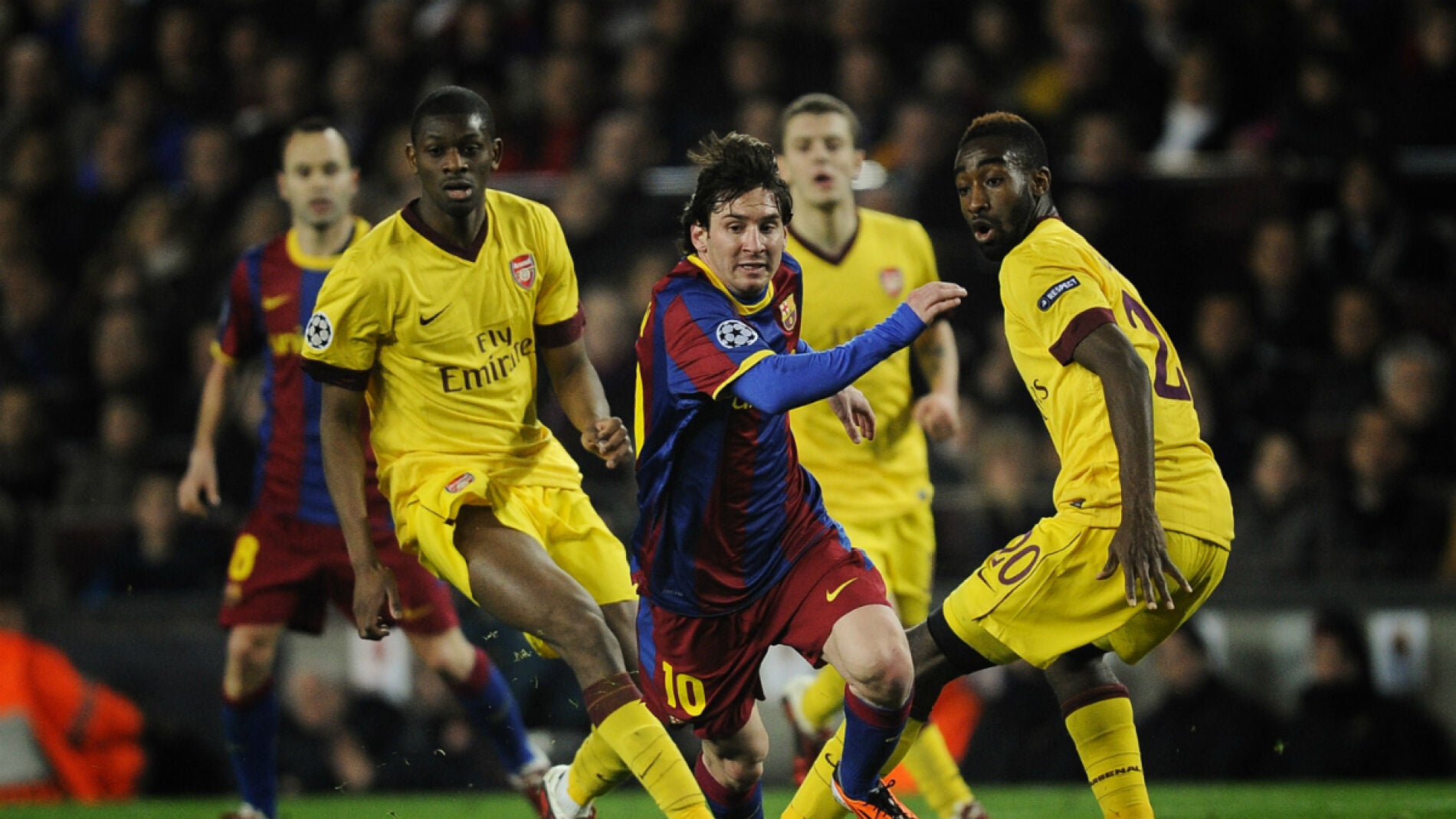 Leo Messi, en 2011, zaf&aacute;ndose de la defensa del Arsenal