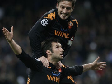 Vucinic y Totti celebran un gol en el Bernabéu