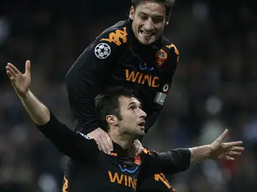Vucinic y Totti celebran un gol en el Bernabéu Vucinic y Totti celebran un gol en el Bernabéu