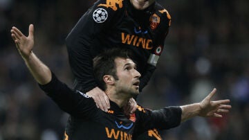 Vucinic y Totti celebran un gol en el Bernabéu