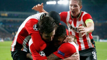 Los jugadores del PSV celebran un tanto