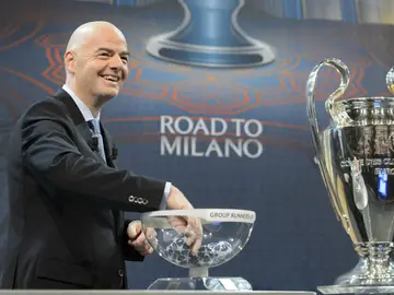 Infantino saca una bola en el sorteo Infantino saca una bola en el sorteo