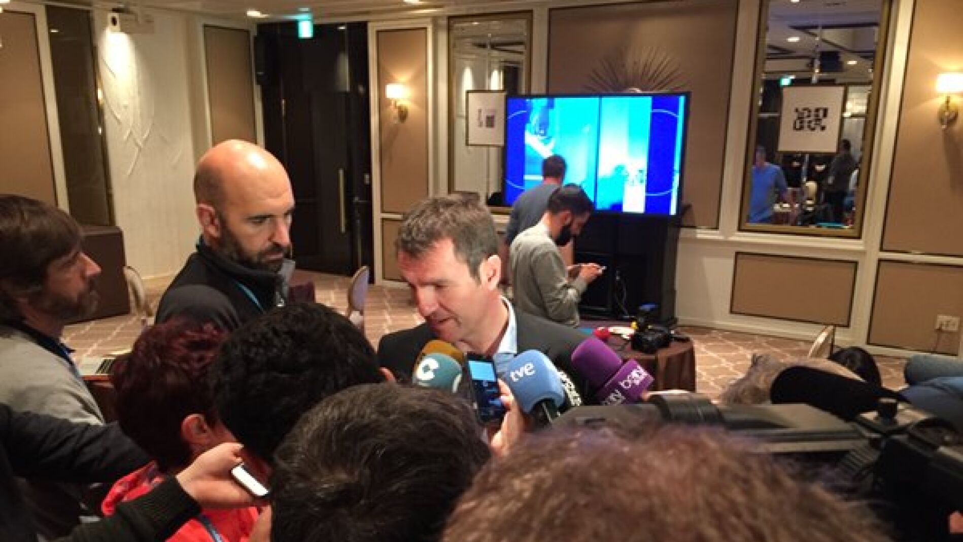 Robert Fern&aacute;ndez habla con los medios de comunicaci&oacute;n