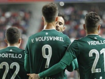 Wolfswinkel es felicitado tras marcar en El Molinón